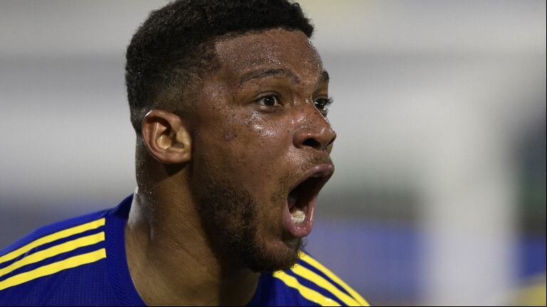 Frank Fabra cumple 10 décadas seguidas en Boca. (Foto AFP)