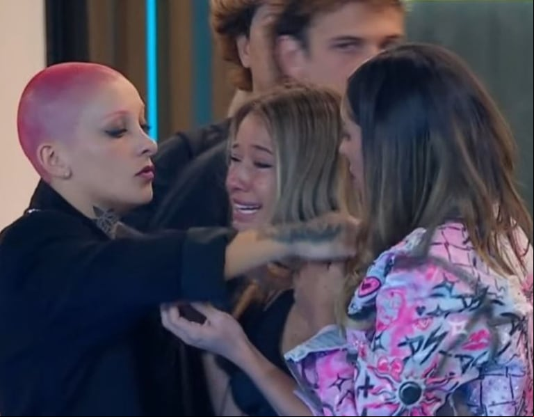 Furia y Cata intentan consolar a Zoe tras la salida de Rosina de "Gran Hermano 2023". (Foto: captura de Telefe)