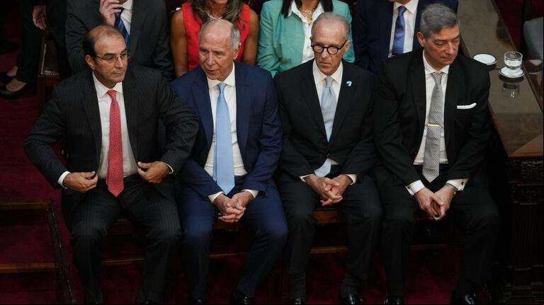 García Mansilla junto a los otros jueces de la Corte Suprema durante la apertura de sesiones ordinarias en el Congreso. (Foto: AP/Rodrigo Abd)