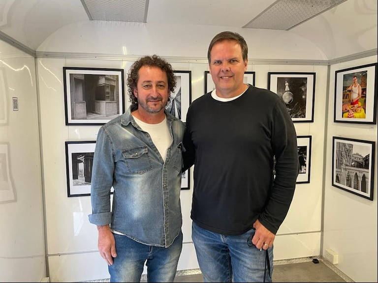 Gastón Deleau con Daniel Muchuit, de Chivilcoy. El fotógrafo que retrató durante 18 años a un indigente, Oscar Ojeda, en uno de sus proyectos. (Foto: gentileza de Gastón Deleau)