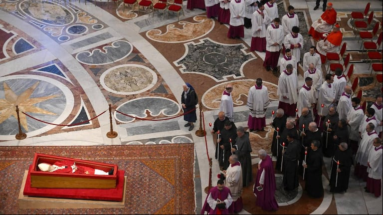 Geneviève Jeanningros conmovió al mundo cuando rompió el protocolo para llorar cerca del ataúd del papa Francisco. (Foto: Alessandro DI MEO / AFP.)
