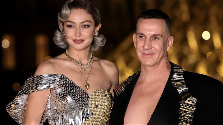 Gigi Hadid y el diseñador Jeremy Scott en la gran noche de la moda en París. (Foto: Reuter)