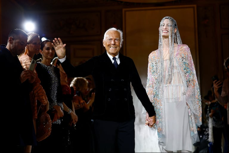 Giorgio Armani al finalizae su desfile de alta costura en enero de este año en París. (Foto: REUTERS/Sarah Meyssonnier)