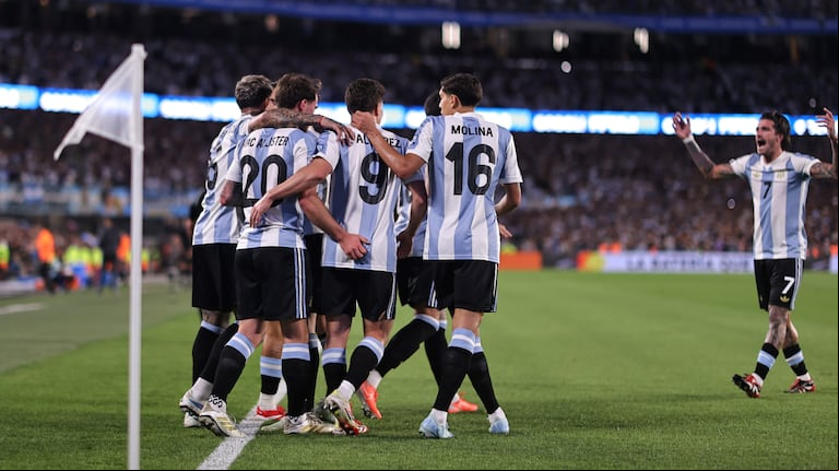 Goleada histórica: la Selección argentina aplastó 4-1 a Brasil y selló su clasificación al Mundial 2026. (Foto: EFE)