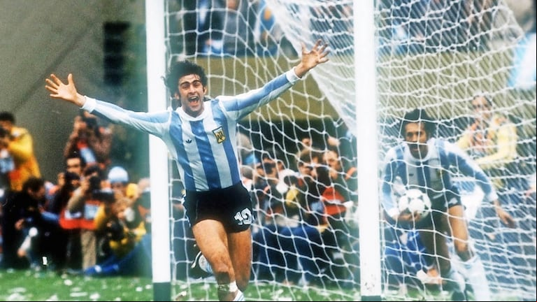 GOLEADOR. Kempes convirtió dos goles en el triunfo de la Argentina ante Holanda en la final del Mundial 1978.