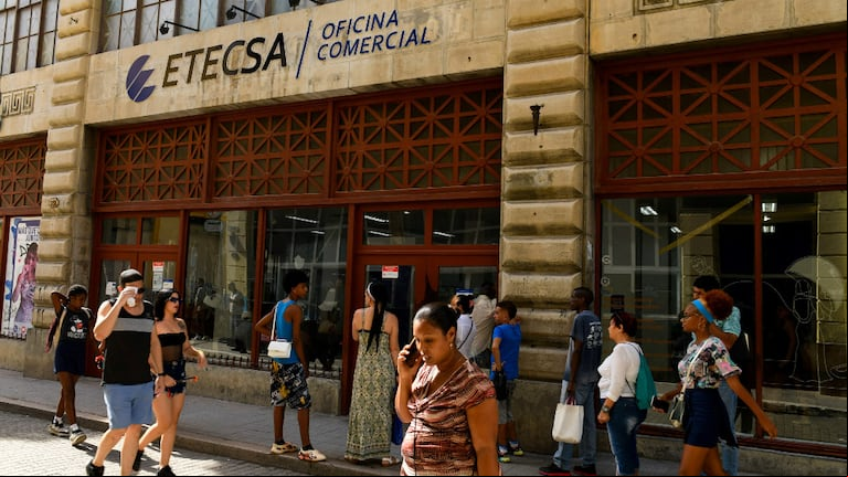 Gran descontento en Cuba por el aumento de tarifas de telefonía móvil (Foto: Reuters)