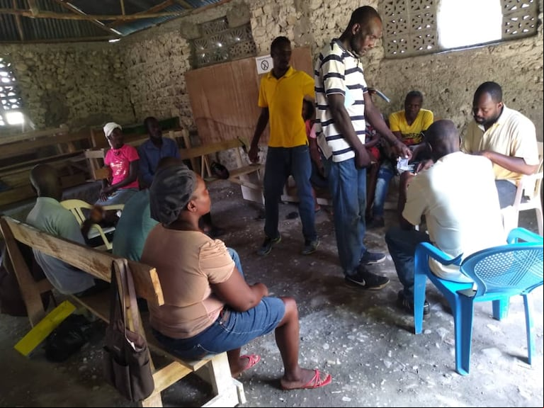 Grupo de ahorro y préstamos para emprendedores en Haití. (Foto: cortesía de Marcelo López)