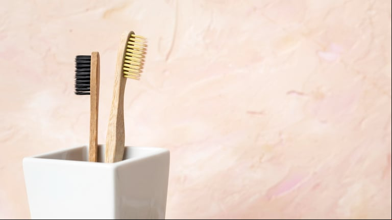 Guardar correctamente el cepillo de dientes es fundamental para evitar infecciones. (Foto: Freepik).