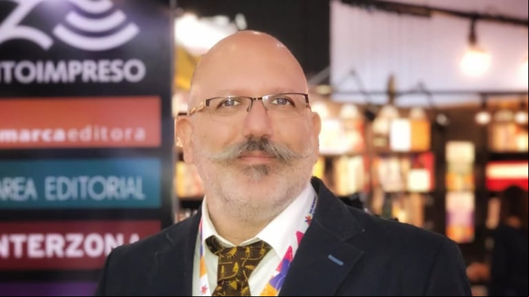 Guido Indij se define como un editor salvaje porque carece de formación específica en este tema (Foto: Instagram / ferialibroba)