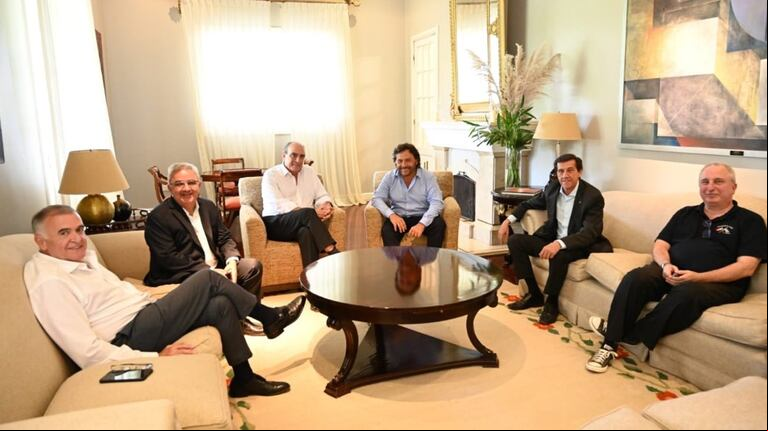 Guillermo Francos, durante una reunión en Salta con los gobernadores Osvaldo Jaldo, Raúl Jalil, Gustavo Sáenz, Carlos Sadir y Hugo alacqua. (Foto: captura de X/@GustavoSaenzOK)