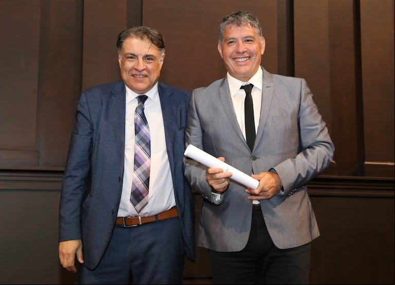 Guillermo Lobo y un reconocimiento al compromiso con la divulgación médica. (Foto: Gentileza UBA)