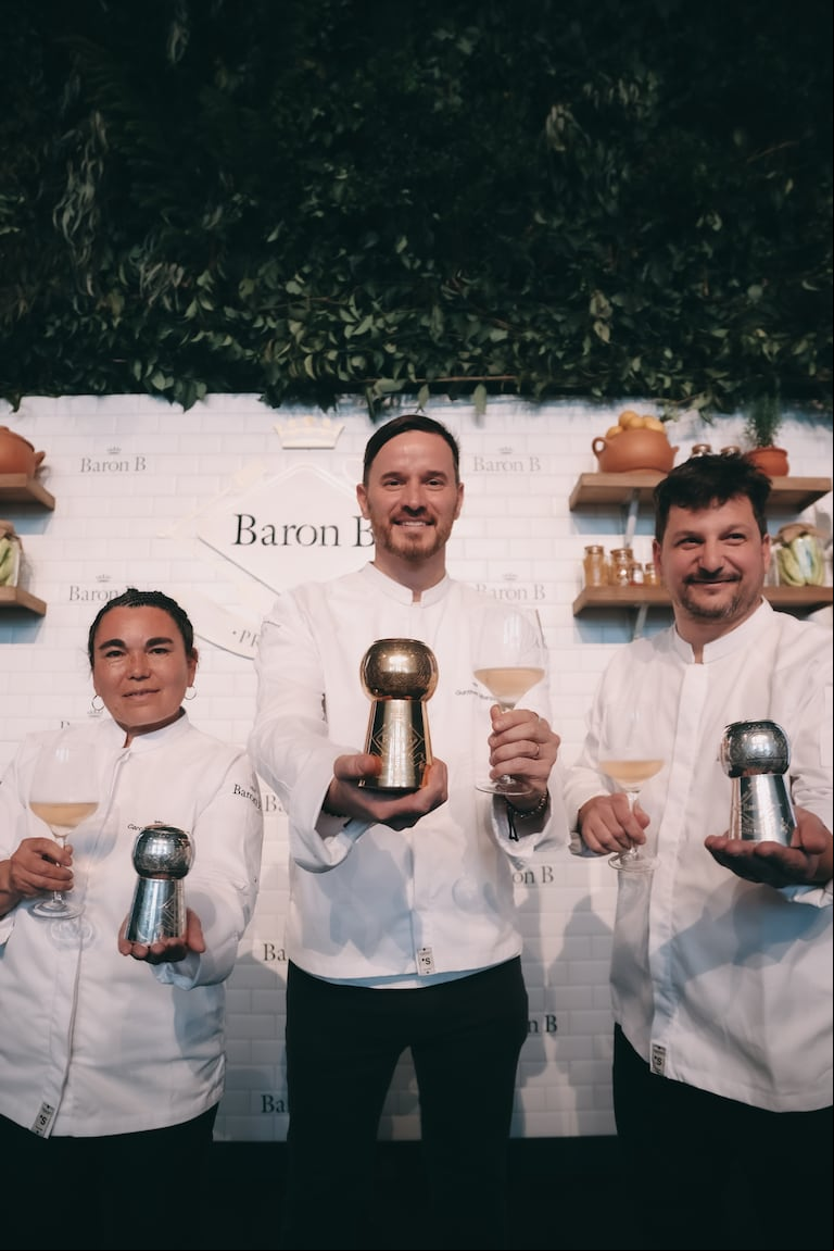 Gunther Moros en el medio, junto a los dos colegas que llegaron a la final 2024 (Foto: Baron B)