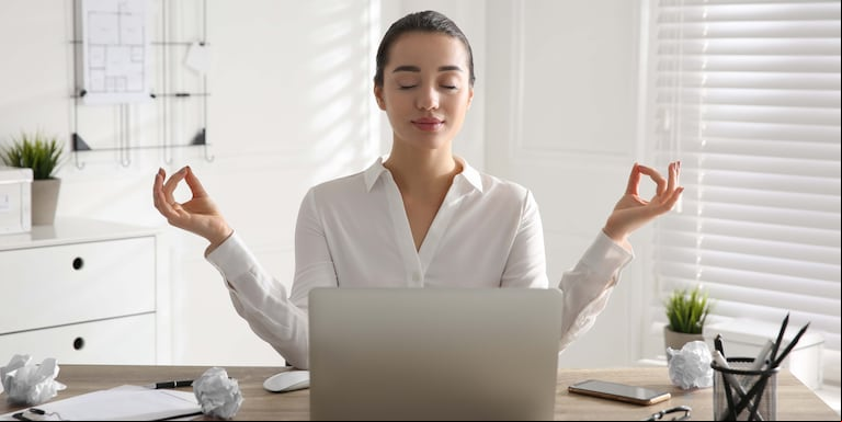 Hacer ciertos ejercicios de respiración, puede bajar el estrés. (Foto: Adobe Stock)