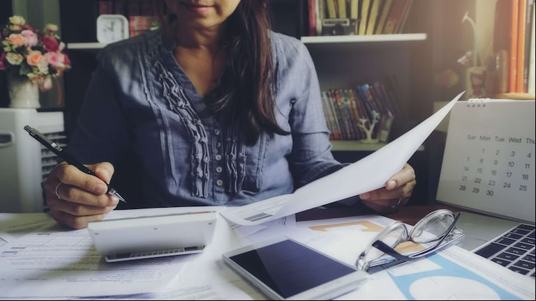 Hacer un presupuesto familiar es la mejor forma de evitar el uso excesivo de la tarjeta de crédito. (Foto: Adobe Stock).