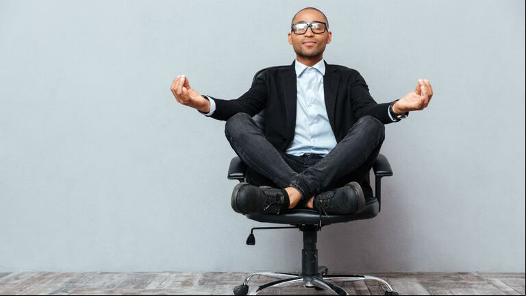Hacer yoga sentado es una excelente manera de mejorar la movilidad y la flexibilidad. Adobe Stock