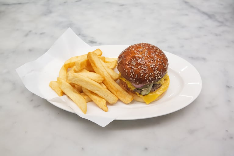 Hamburguesa de blend de carnes y salsa secreta (Instagram/oli_buenosaires)