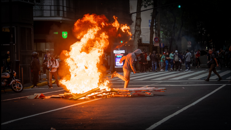 Hay 124 detenidos tras los enfrentamientos entre los barrabravas y la gendarmería en la marcha. (Foto: Leandro Heredia / TN).