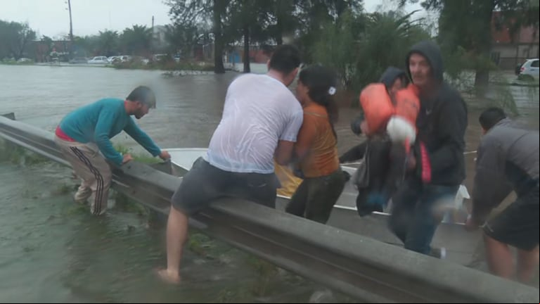 Hay decenas de evacuados en Zárate por el temporal. (Foto: captura de TN).