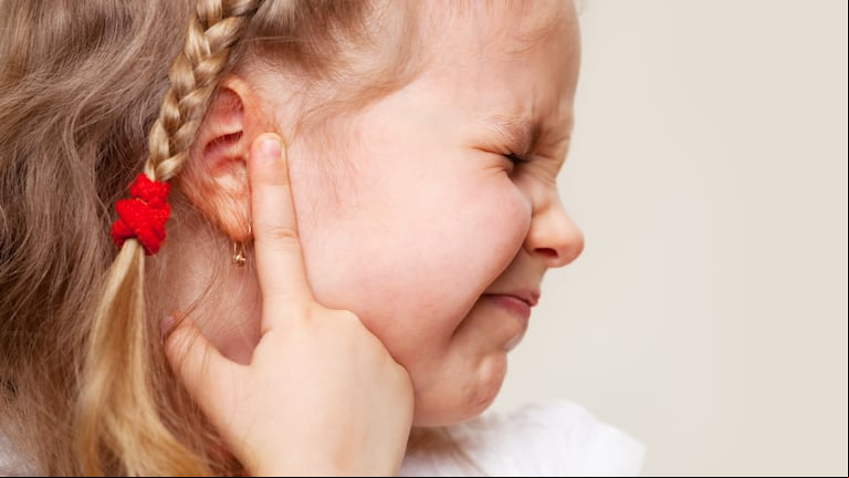 Hay dos variantes de otitis, la del oído medio y la del oído externo.