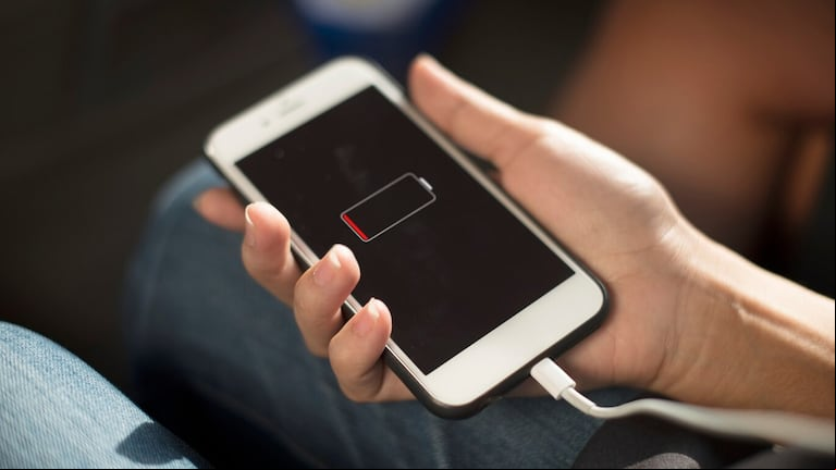 Hay un truco que permite duplicar la duración de la batería de cualquier iPhone. (Foto: Freepik)
