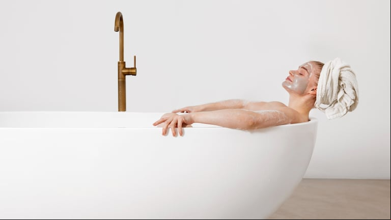 Hay una alternativa ecológica que genera resultados eficientes al momento de limpiar la bañera. (Fotos: Freepik)