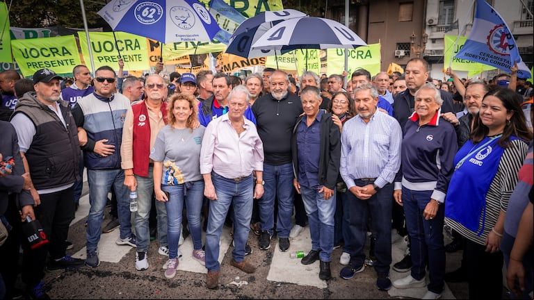 Héctor Daer junto al secretario regional de Camioneros de Tres de Febrero y San Martín, Octavio Argüello (der.) y Andrés Rodríguez, secretario general nacional de la Unión de Personal Civil de la Nación (UPCN) y secretario general adjunto de la CGT. (Foto: Leandro Heredia/TN.)