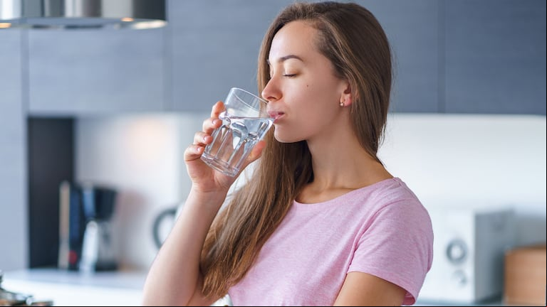 Hidratarse y tomar agua es fundamental todo el año. (Foto: Adobe Stock).