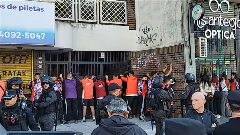 Hinchas de River detenidos con armas y alcohol. (Foto: TN)
