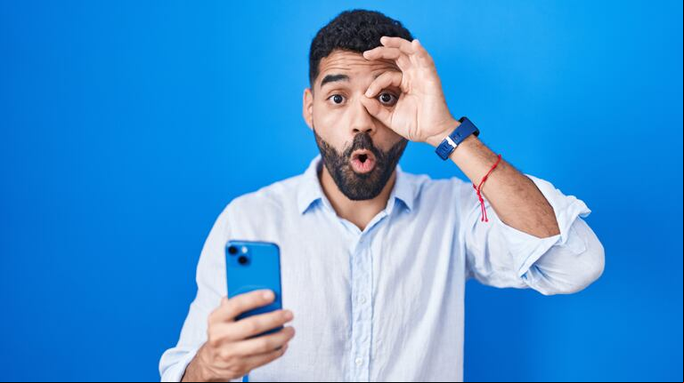hombre con celular