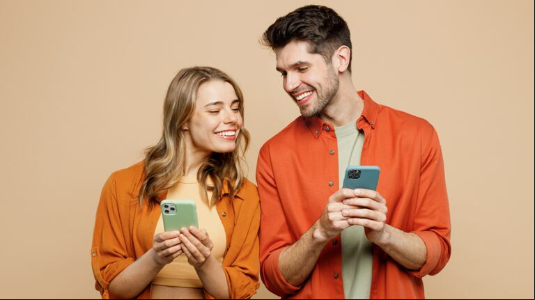 Hombre y mujer con celulares