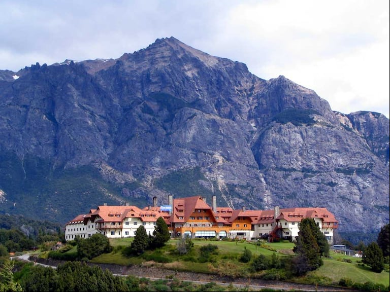 Hotel Llao Llao entre los edificios históricos de la Argentina.