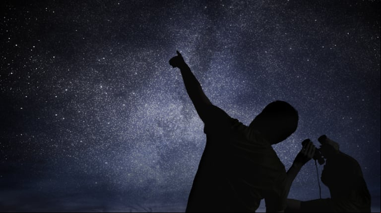 Hoy a la noche pasan los satélites de Starlink por el cielo de Buenos Aires y la Costa Atlántica: cómo verlos. (Foto: AdobeStock)