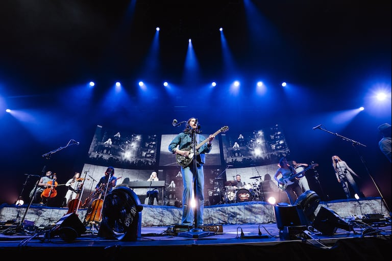 Hozier estuvo acompañado por una banda que demostró la solidez del proyecto musical: cuerdas, coristas y teclados. (Foto: @irishsuarez)