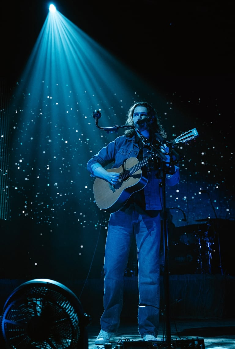 Hozier sumergió a su público en un viaje calmo, con increíbles efectos visuales en las pantallas y musicalizado con sus melodías. (Foto: @irishsuarez)