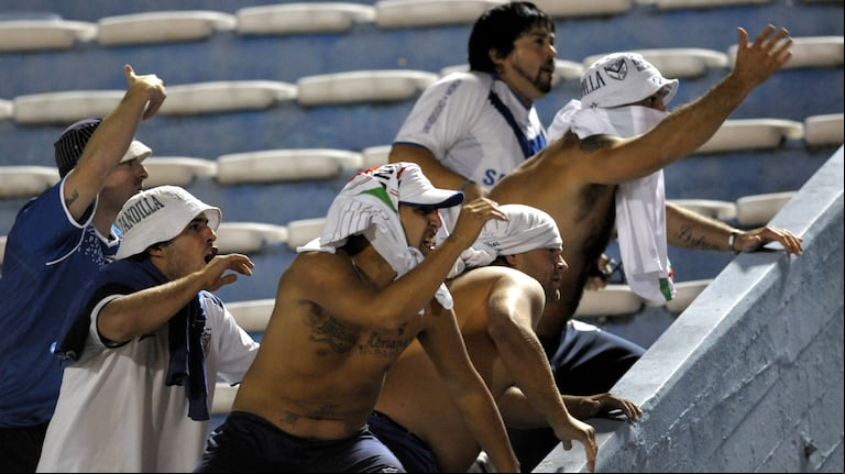 Pelea y un tiro en Liniers: barras de Vélez atacaron a un grupo de policías que jugaba un partido de fútbol