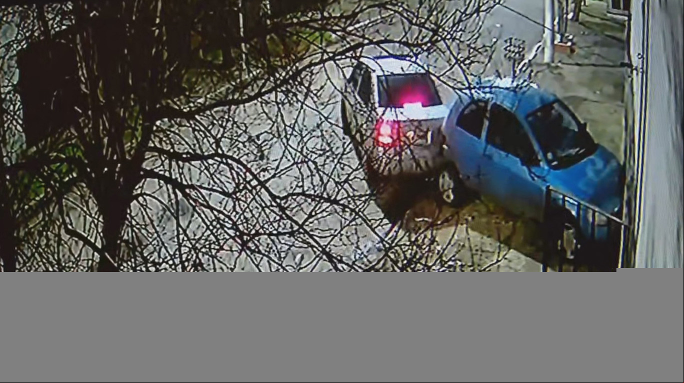 Su ex tenía una perimetral, pero le incrustó el auto en la casa