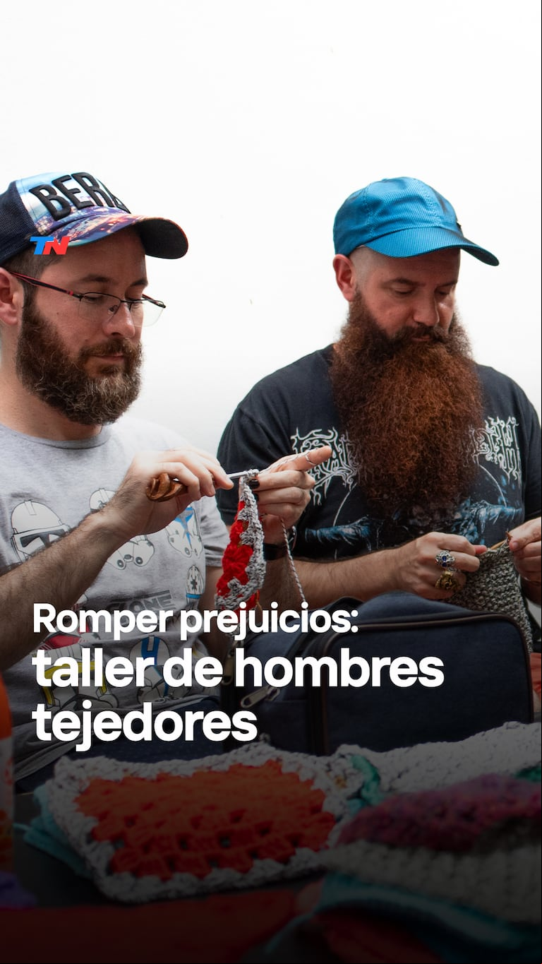 Quiénes son los “Hombres Tejedores” que rompen los estereotipos y reivindican una nueva masculinidad