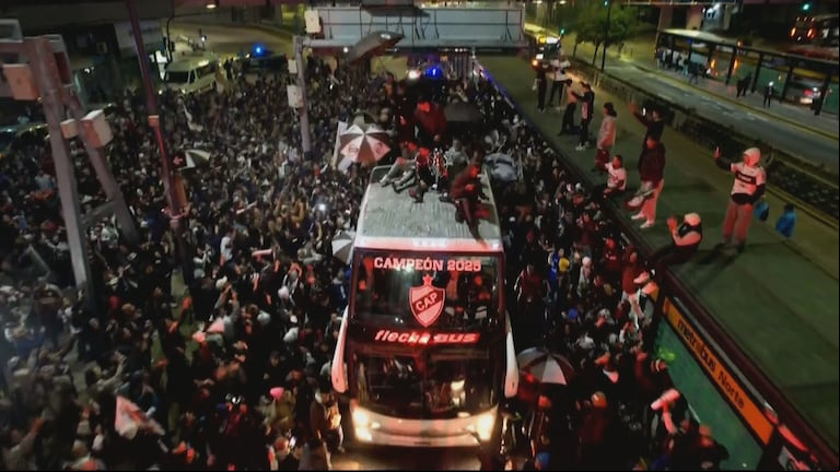Platense campeón: el festejo de los jugadores con sus hinchas
