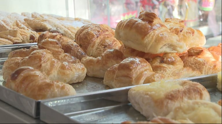 Para incentivar el consumo, las panaderías del conurbano venden las facturas del día anterior con descuento
