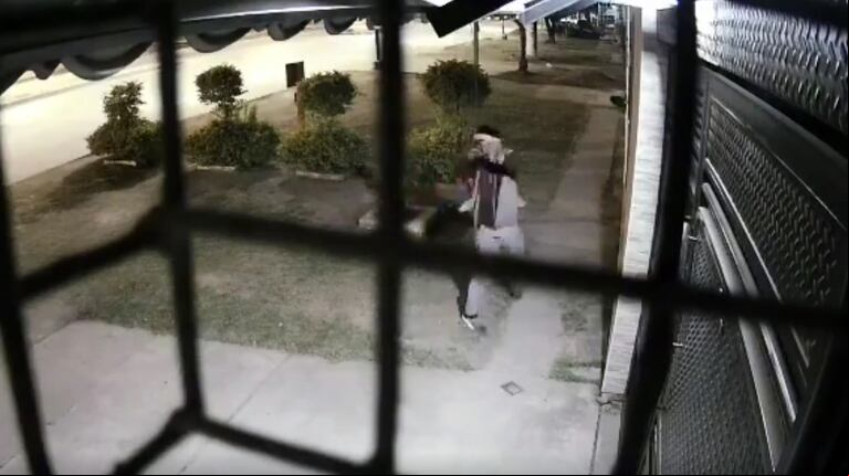 Increíble: un joven se trepó a una pared, saltó y arriesgó su vida para robar cables de luz en plena madrugada