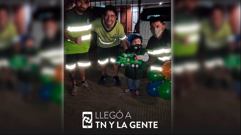 Mirko cumplió cuatro años y los recolectores de basura de Haedo le hicieron un festejo sorpresa