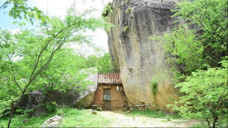 Video: construyó una pequeña casa entre dos rocas en menos de dos semanas y las imágenes se volvieron virales