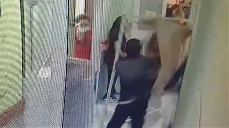 Trompadas, empujones y golpes: un paciente y su familia atacaron a los médicos de un hospital en Cipolletti