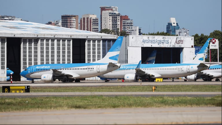 Aerolíneas y los gremios alcanzaron un acuerdo: los detalles que pactaron para que no haya paros en el verano