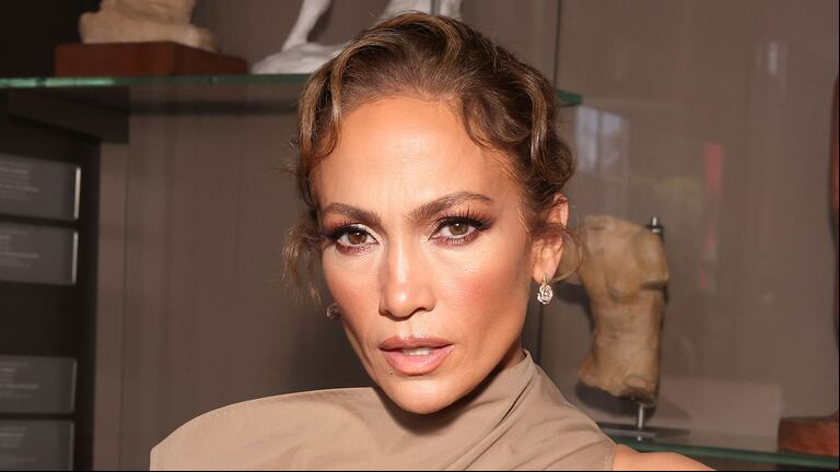 Jennifer Lopez llegó a la Semana de la Alta Costura en París con un “New look Dior“ y guantes largos de cuero
