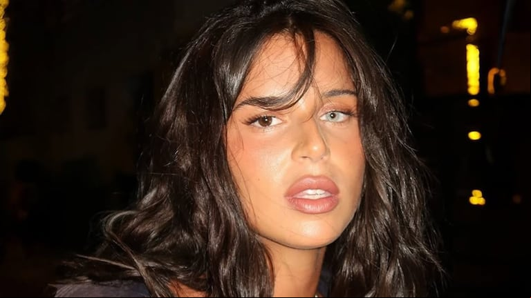 Nathy Peluso combinó el corpiño de una microbikini con bermudas oversized y bóxer a la vista