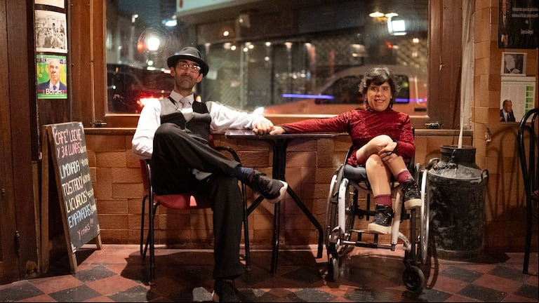 Brenda nació con una malformación, baila tango en silla de ruedas y un domingo en una milonga encontró el amor