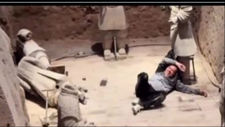 Un turista entró a la zona restringida de un museo y destrozó estatuas históricas en China