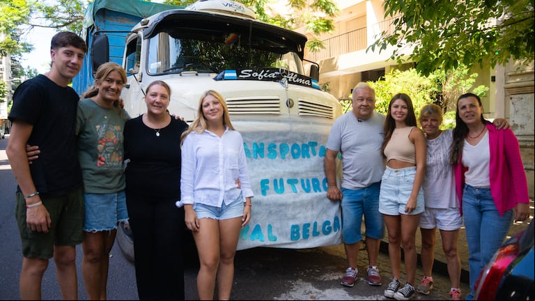 Muda gratis a los chicos de su pueblo que empiezan la facultad: la historia de Mariano, el fletero solidario