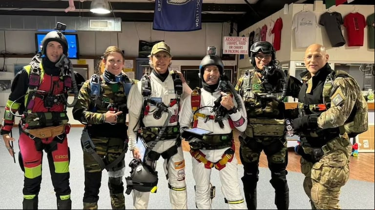 Dos paracaidistas argentinos rompieron un récord mundial con un salto nocturno desde la estratósfera